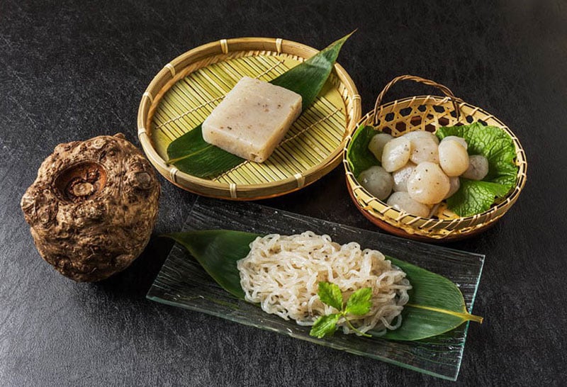 Hình dáng củ nưa tươi có lớp vỏ sần, xám nâu – sau khi gọt để lộ phần thịt bùi, dẻo, dễ chế biến thành món ngon dân dã.