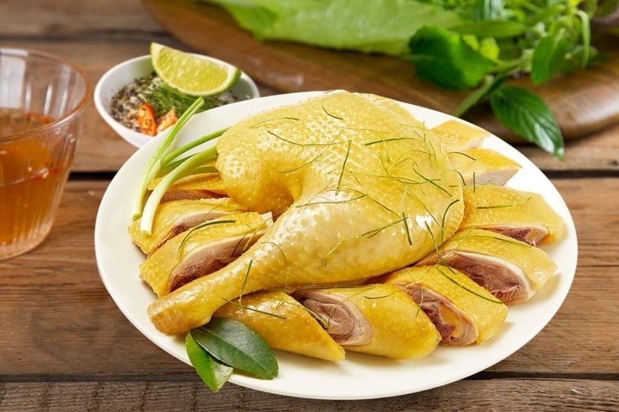  Ưu tiên chọn gà ta hoặc gà vườn để thịt săn chắc, ngọt tự nhiên, tránh loại gà có thịt bở hoặc mùi hôi.