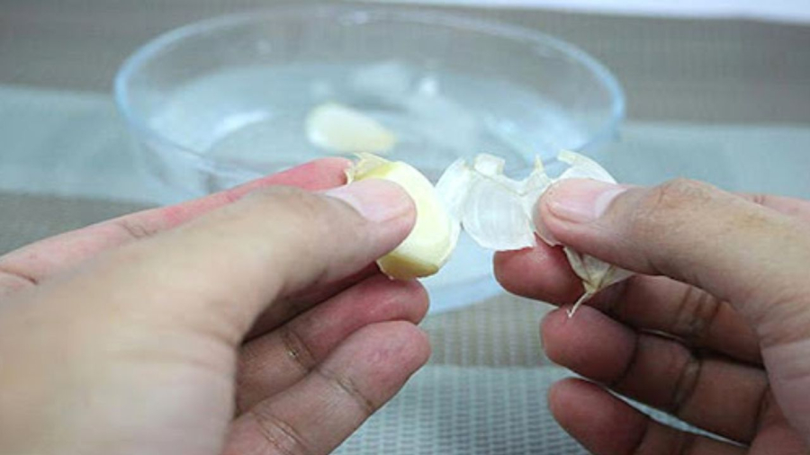 Sơ chế đúng cách giúp tỏi không bị xanh lại giòn
