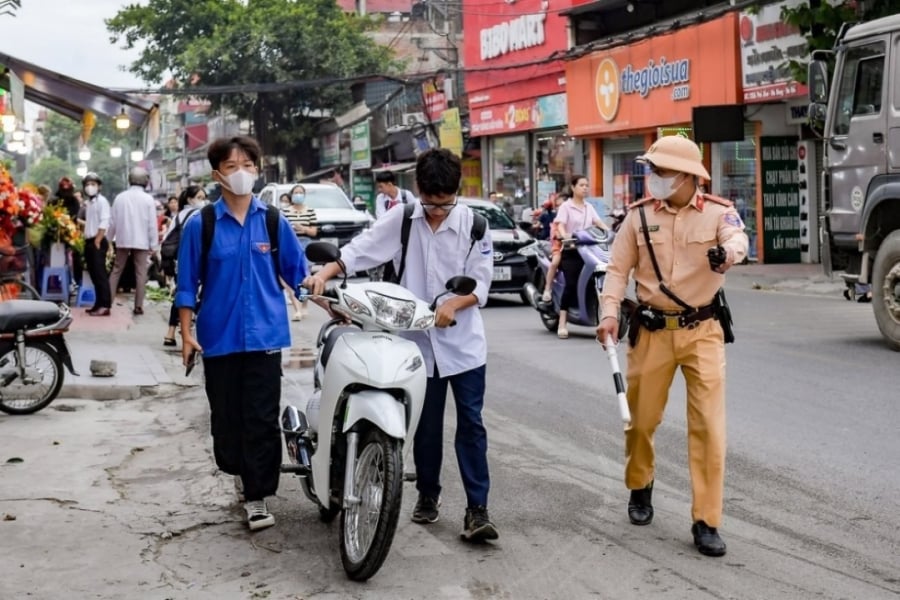 Học sinh - Mừng SHBET phiên bản mới 2025 và cha mẹ học sinh cần chú ý giao xe cho con