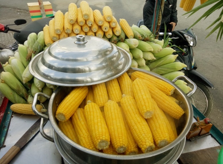 Nếu muốn tăng thêm hương thơm, có thể lót vài lá dứa tươi vào nồi trước khi luộc. Lá dứa tạo mùi thơm thoang thoảng tự nhiên, rất dễ chịu mà không cần đến hương liệu nhân tạo.    