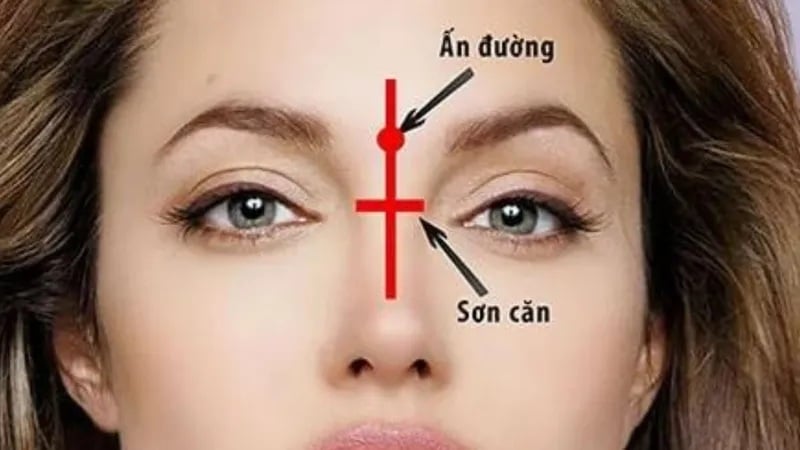 Được gọi là “nốt ruồi khai thiên nhãn”, vị trí này nằm ở vùng ấn đường – trung tâm của trí tuệ và tâm linh.    