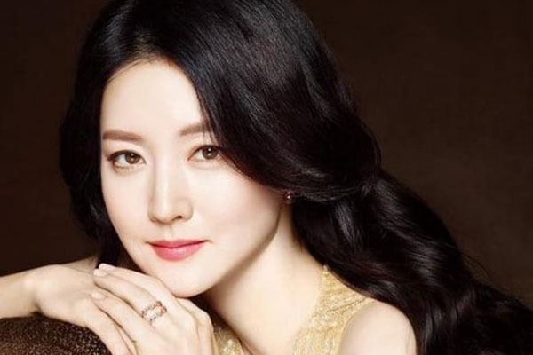 Phụ nữ sở hữu vầng trán cao, rộng và đầy đặn thường là người thông minh, có tư duy sắc bén và khả năng quan sát, phân tích tốt.    