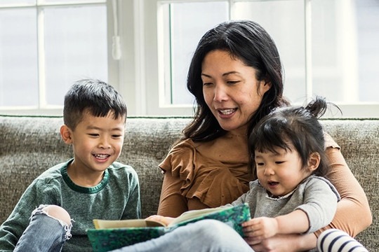 Khi nghe câu hỏi: “Nhà mình có bao nhiêu tiền?”, nhiều bậc cha mẹ như tôi thường có phản ứng đầu tiên là im lặng hoặc tránh né, nghĩ rằng trẻ còn nhỏ, không cần biết đến chuyện tiền bạc. 