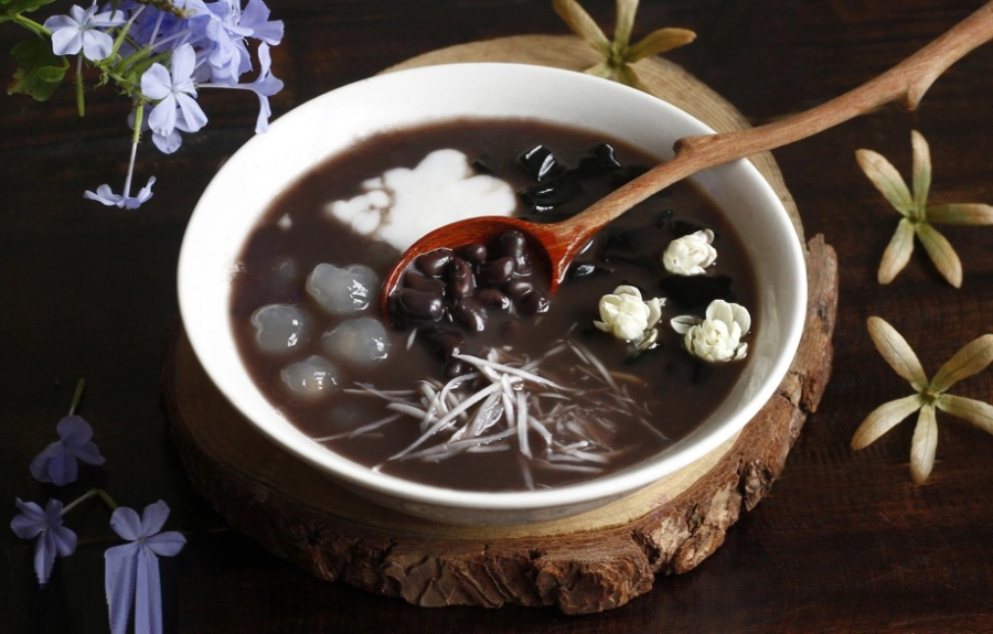 Rang đỗ trước khi nấu – một bước tưởng chừng nhỏ nhặt – lại chính là bí quyết nằm lòng của những người bán chè lâu năm. 