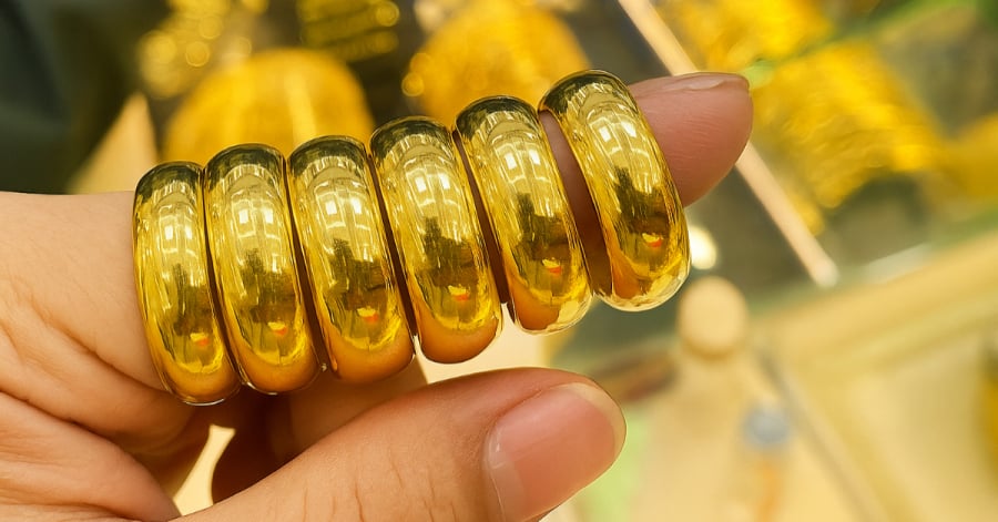 Vàng nhẫn 9999 tiếp tục được người dân ưa chuộng giữa lúc giá trong nước điều chỉnh giảm nhẹ.  