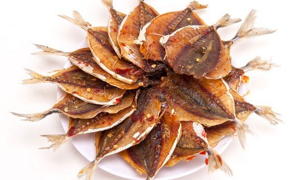 Những loại cá khô nhỏ như cá cơm, tôm khô… có thể ăn được cả xương, là nguồn canxi tự nhiên cực kỳ hiệu quả.    