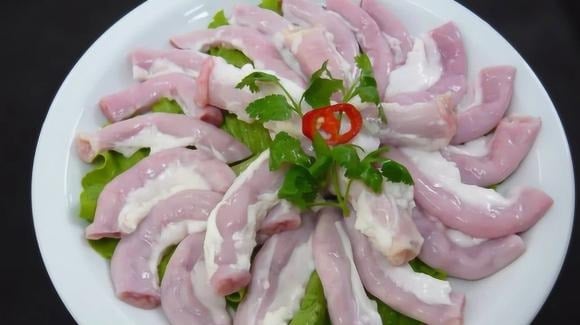 Đun sôi 1,5 lít nước, cho sả đập dập, gừng thái lát, lá chanh và giấm vào. 