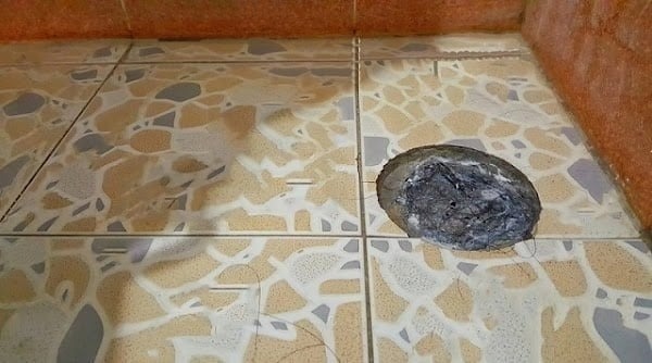 Đường ống phòng tắm thường bị nghẹt do tóc rụng và các chất thải tích tụ theo thời gian.