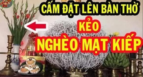 Bàn thờ vốn là nơi tôn nghiêm, sạch sẽ, nhưng nhiều người lại vô tình để lại những món đồ đã hư hỏng như bát hương nứt, lư hương sứt mẻ, chân đèn gãy, hoặc vật sắc nhọn. 