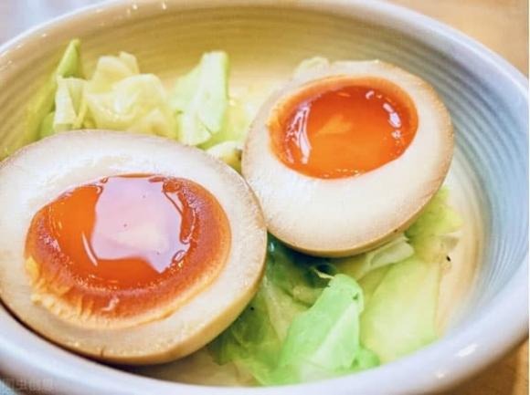 Trứng lòng đào – hay trứng chưa chín kỹ – đang là món “gây sốt” trong nhiều Shbet0099 cá cược trực tuyến như mì trộn, cơm trộn, bún nước… 