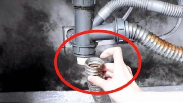 Dầu mỡ, thức ăn thừa trong quá trình rửa bát thường xuyên rơi xuống đường ống, tích tụ lại gây tắc và tạo mùi hôi khó chịu.