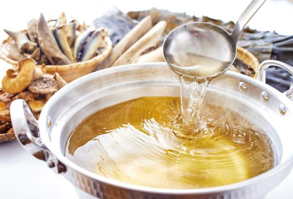 Nước Canh Xương – Nguy Cơ Ngộ Độc Từ Việc Bảo Quản Quá Lâu    