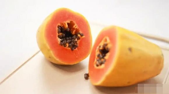 Trong đu đủ có chứa pectin – một loại chất xơ hòa tan có khả năng hỗ trợ quá trình loại bỏ các chất dư thừa trong đường ruột.    