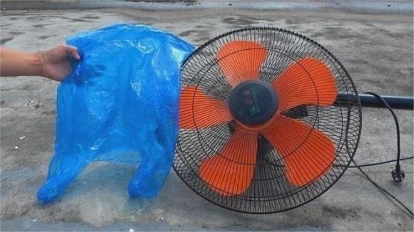 Thêm khoảng 3 nắp giấm trắng – một chất tẩy rửa và khử khuẩn tự nhiên rất hiệu quả.    