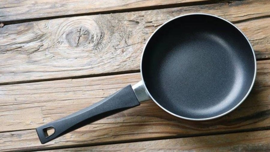 Nếu chảo chống dính của bạn đã bong tróc nhẹ và không còn hiệu quả như trước, đừng vội vứt đi.
