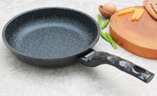 Rắc một chút muối lên mặt cắt rồi chà trực tiếp lên mặt chảo. 