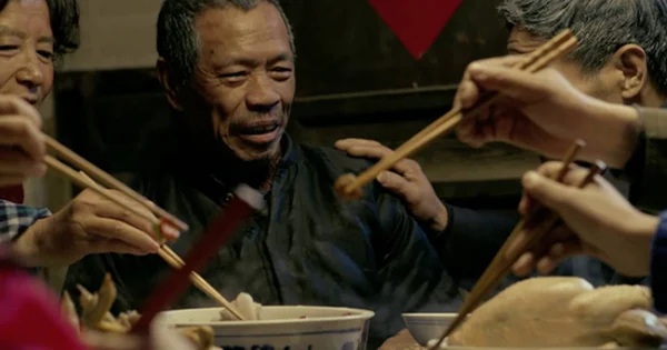 Một điểm quan trọng mà bạn có thể quan sát để phân biệt kẻ tiểu nhân với người quân tử là cách họ ứng xử và hành xử với người phục vụ 