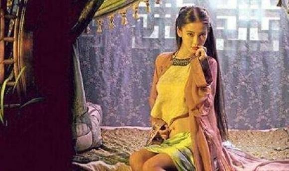 Thứ hai, nơi đây quy tụ nhiều kỹ nữ tài sắc – những người giỏi văn thơ, âm nhạc – trở thành điểm hẹn của tầng lớp trí thức, quan lại, nơi gặp gỡ, giao lưu, thậm chí bàn chuyện chính sự.    