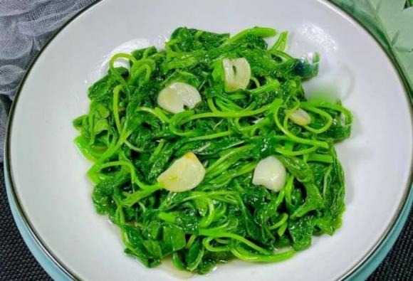 Chọn rau dền trắng loại non, ưu tiên cây có rễ một sợi – thường là rau đợt đầu, giúp Shbet0099 cá cược trực tuyến giữ được vị ngọt tự nhiên. 