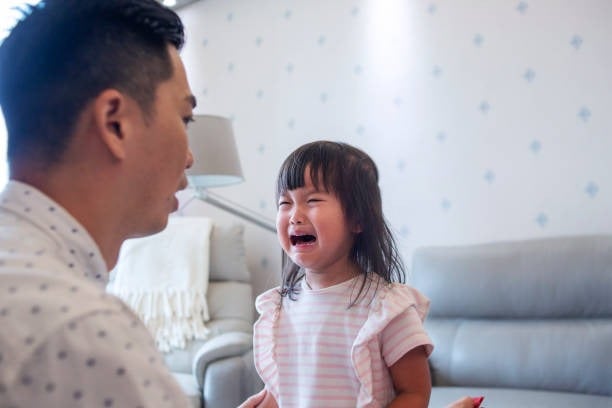 Nhiều khi, trẻ bật khóc không phải vì hờn dỗi vô cớ, mà bởi vì cảm thấy sợ hãi, bất an, hoặc vừa trải qua điều gì đó khiến chúng tổn thương. 