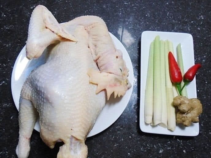 Chọn gà tươi hoặc gà đông lạnh đã rã đông kỹ. 