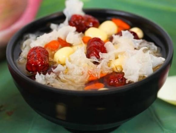 Không dừng lại ở tác dụng làm đẹp và bảo vệ tim mạch, nấm tuyết còn là người bạn tuyệt vời của hệ tiêu hóa.