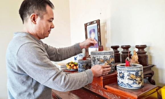 Trước khi tiến hành vệ sinh lư hương, bạn cần dâng hương, thành tâm khấn vái, xin phép Link nhập code shbet https freecode shbet pages dev.