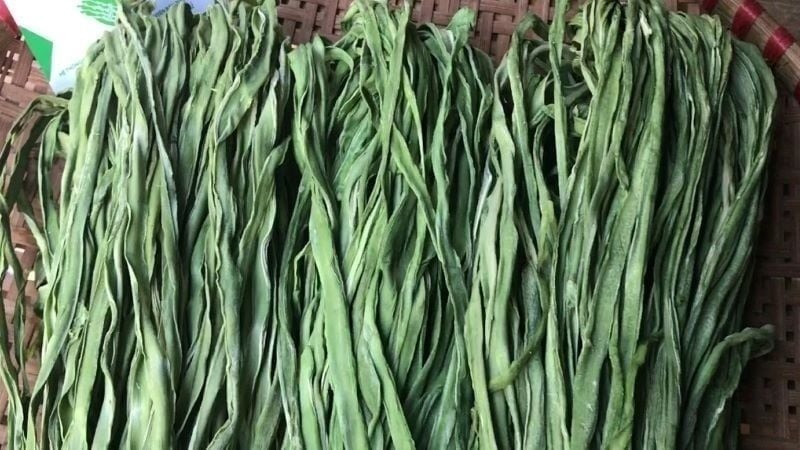 Rau tiến vua, hay còn gọi là Mountain Jelly Vegetable, rau công sôi, rau cần biển, rau câu hoặc rau cần khô, là loại rau quý giá và giàu dưỡng chất. 