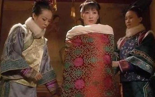 Về quy định phi tần không được mặc đồ khi thị tẩm, nguyên nhân chủ yếu xuất phát từ những nghi thức nghiêm cẩn và sự đề phòng tuyệt đối trong cung đình Trung Hoa. 