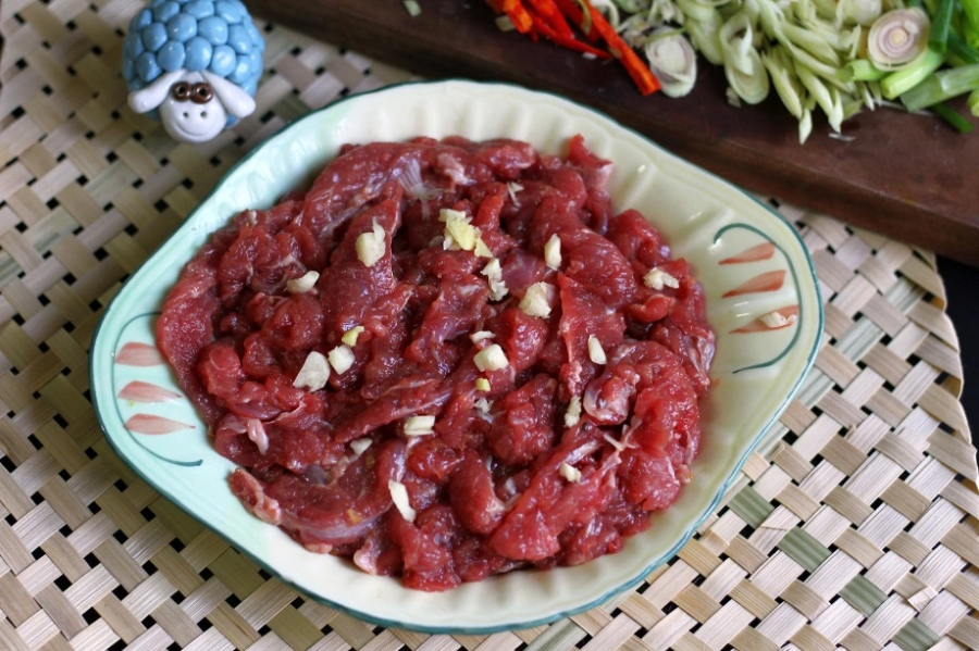 Rượu trắng có khả năng phá vỡ các liên kết protein trong thịt, giúp thịt không bị dai khi xào trên lửa lớn. 