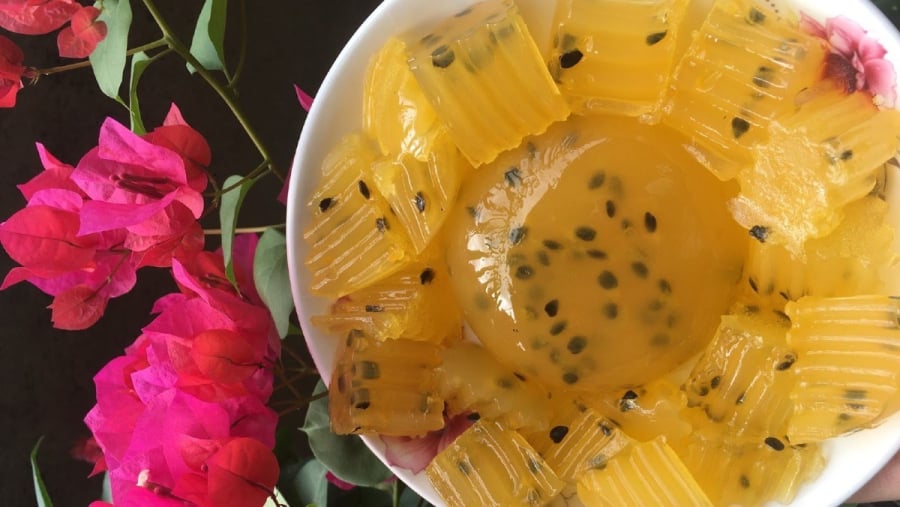 Món thạch thành phẩm có màu vàng ươm tự nhiên, giòn giòn sần sật và mát lạnh khi thưởng thức