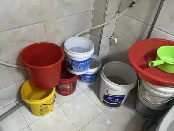 Nước thải sinh hoạt thường chứa rất nhiều cặn bẩn. 