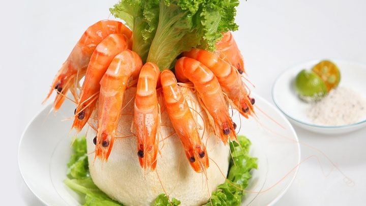 Tôm hấp nước dừa mang hương vị nhẹ nhàng, dễ ăn, đặc biệt phù hợp với trẻ nhỏ và người lớn tuổi.    