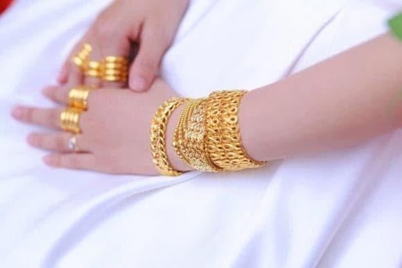 Theo ngũ hành, vàng là kim loại nên thuộc hành Kim. 