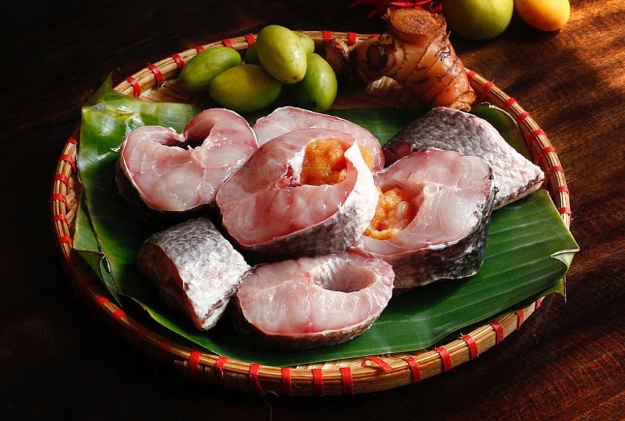 Nếu chỉ rửa bằng nước sạch hay muối thông thường, mùi tanh chưa chắc đã được loại bỏ hoàn toàn. 
