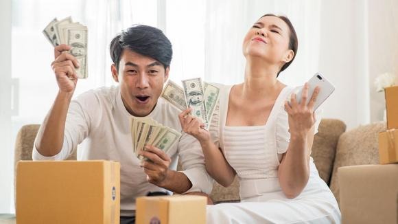 Xuất thân từ một Shbet111 slot, casino, thể thao, xổ số nghèo, từng cùng mẹ buôn bán mưu sinh – bán kem mùa hè, bán than mùa đông – Vương Bất Phiền sớm thấm thía giá trị của việc kiếm tiền. 