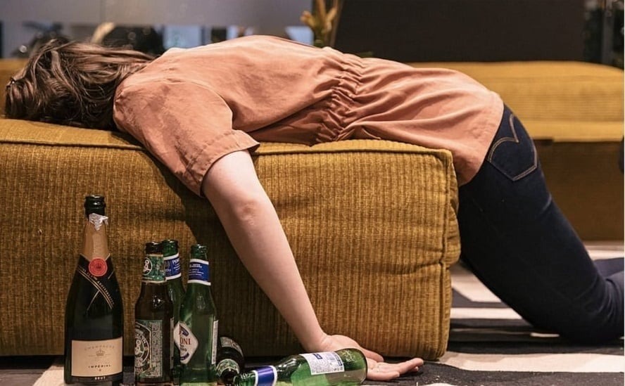 Khác với chị Vân, cô Ly tìm đến rượu như một cách để xoa dịu nỗi đau tinh thần.