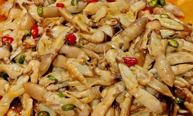 Ốc móng tay rửa sạch, cho vào nồi nước sôi luộc cho đến khi miệng mở ra thì vớt ra.