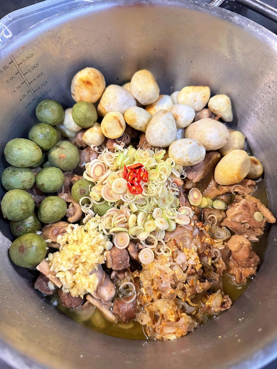 Sơ chế nguyên liệu làm món vịt om sấu.