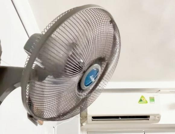 Bật quạt điện cả ngày lẫn đêm có tốn điện hơn bật điều hòa không?