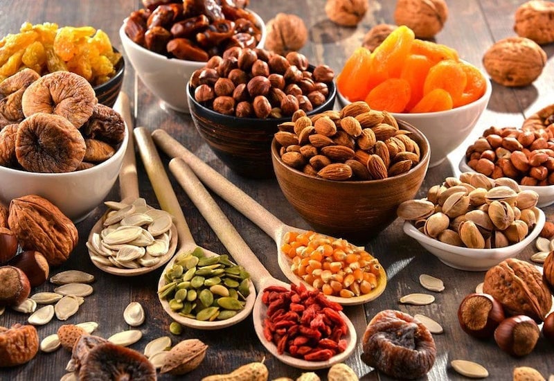 Hạt như hạnh nhân, óc chó, hạt chia, hạt lanh... chứa lượng lớn protein, chất béo không bão hòa và chất xơ, giúp cung cấp năng lượng kéo dài và giữ cảm giác no suốt buổi sáng. 