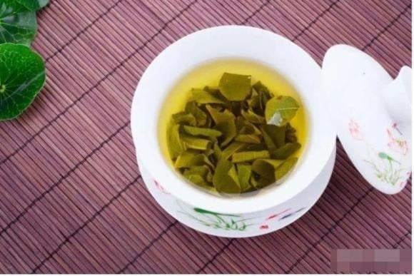 Lá sen mang tính hàn, vì vậy trà lá sen cũng có đặc tính làm mát. 
