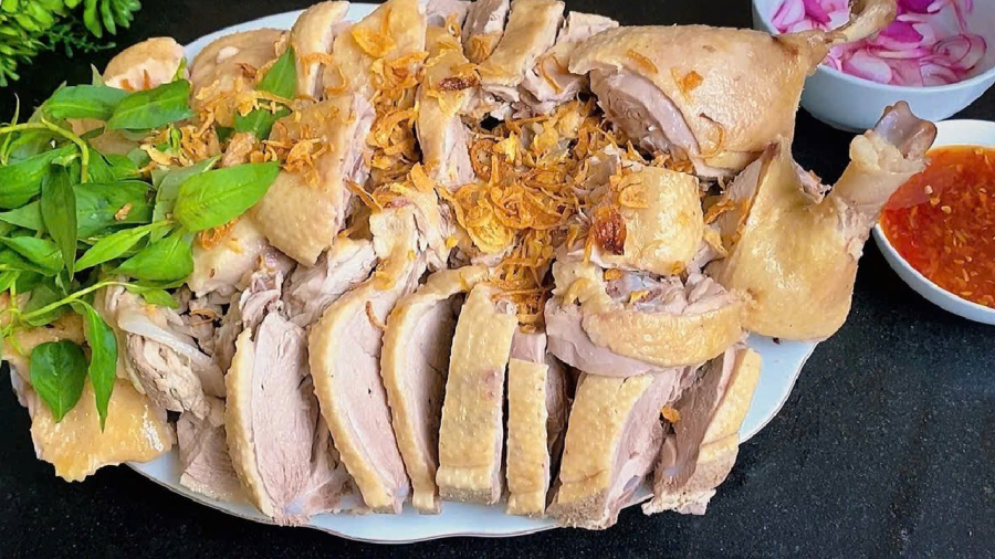 Khi luộc vịt, bạn có thể sử dụng nước dừa thay cho nước lã để Shbet0099 cá cược trực tuyến được thơm ngon hơn.