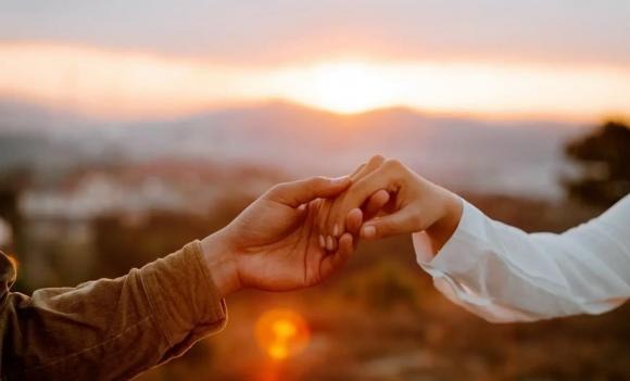 Khi phát hiện chồng ngoại tình, nhiều phụ nữ rơi vào trạng thái cảm xúc tiêu cực, dễ hành động bộc phát như khóc lóc, gào thét, thậm chí dọa tự tử. 