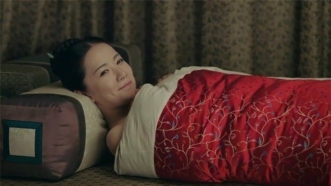 Có bao giờ bạn thắc mắc vì sao trong các bộ phim cung đấu hay ghi chép lịch sử, phi tần luôn cần cung nữ hoặc thái giám dìu đỡ mỗi khi di chuyển, đặc biệt là sau khi được vua thị tẩm?