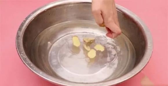 Việc treo một chiếc khăn ẩm trong phòng có điều hòa mang lại nhiều lợi ích đáng kể. 
