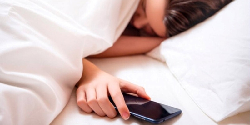 Không để điện thoại dưới gối 