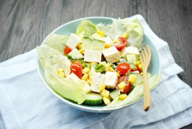 Cà chua chứa nhiều vitamin C và lycopene – hai chất chống oxy hóa mạnh, giúp da sáng khỏe. Dưa leo giúp thanh lọc Sh88bet đăng ký miễn phí, còn đậu phụ cung cấp đạm thực vật nhẹ bụng, dễ tiêu.