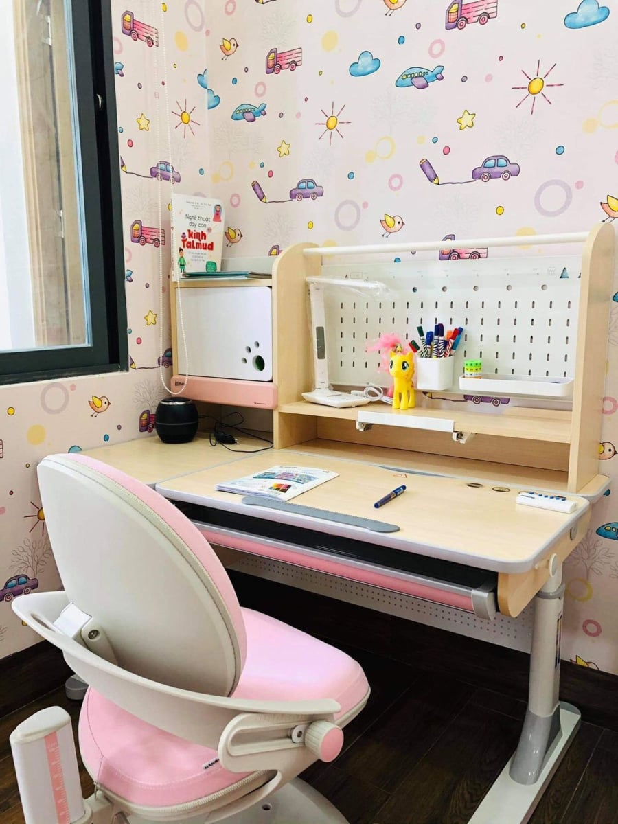 Bàn học lộn xộn là con đang sáng tạo